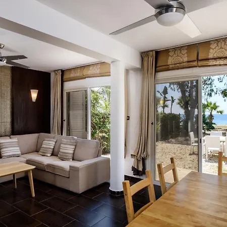 Christina's Sea Front Mansion 度假居 *